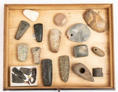 null Un tiroir d’outils préhistoriques divers dont une hache polie Maya du Mexiq...