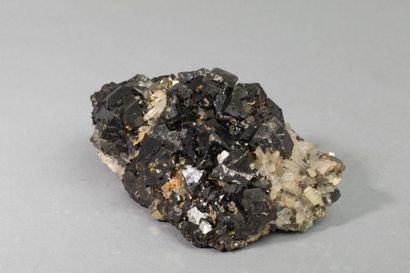 null BLENDE, PYRITE QUARTZ 
Beau groupe de la mine de Huanzala au Pérou 14x8X5cm