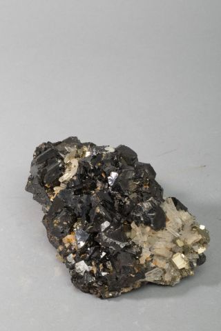 null BLENDE, PYRITE QUARTZ 
Beau groupe de la mine de Huanzala au Pérou 14x8X5cm