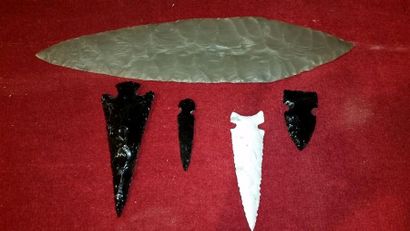 null 1 feuille de laurier (moulage), 3 outils en obsidienne taille actuelle et un...