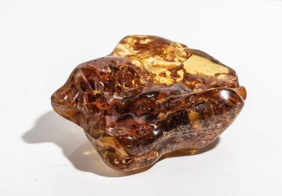 null Bloc d’ambre brun-or de 16x13cm, il est poli en surface. Il provient de Santander...