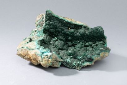 null MALACHITE 
Deux pièces de malachite provenant des mines du Katanga. Une géode...