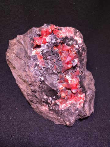 null Rhodocrosite sur Manganite, Oyon Province, Pérou. Dimensions: 12,5 x 12,5 x...