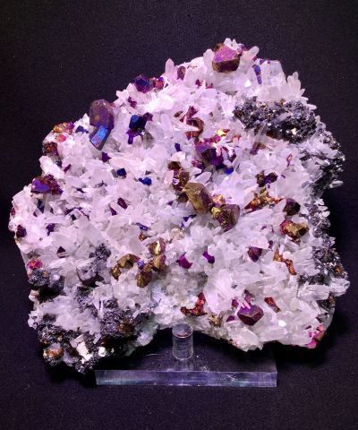 null Chalcopyrite irisée sur quartz, blende, galène et pyrite, Missouri, Etats-Unis,...