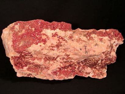 null Vanadinite, Mibladen, Maroc. Dimensions: 41 x 20 x 12,5 cm. Poids: 9,6 kg.