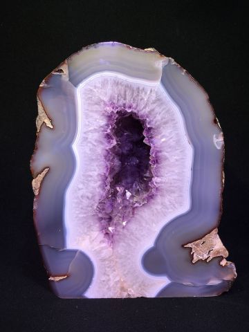 null Géode d'agate améthysée polie, Brésil. Dimensions: 23,5 x 19 x 11 cm. Poids:...