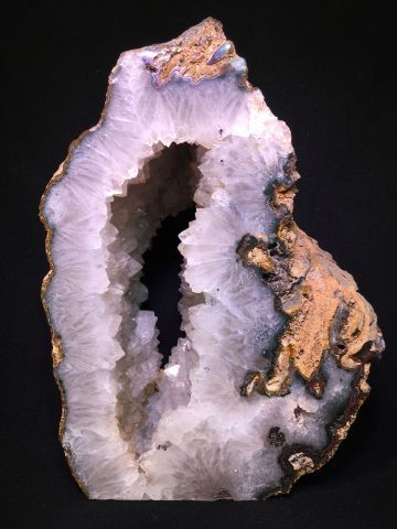 null Segment de géode de quartz poli, Brésil. Dimensions: 29 x 20 x 9,5 cm. Pods:...
