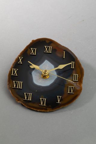 null AGATES 
Deux pendules en agate du Brésil diamètre 12cm, avec mouvement à qu...