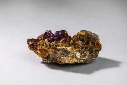 null Chalcopyrite irisée sur sidérite, Chine, dimensions: 7 x 6, 5 cm. On y joint...
