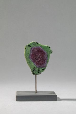 null Chalcopyrite irisée sur sidérite, Chine, dimensions: 7 x 6, 5 cm. On y joint...