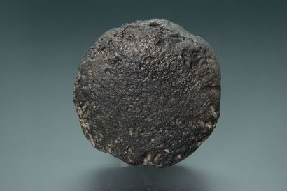 null TECTITE australasite, noire, âgée de 700.000ans, du Cambodge. Belle forme ronde...