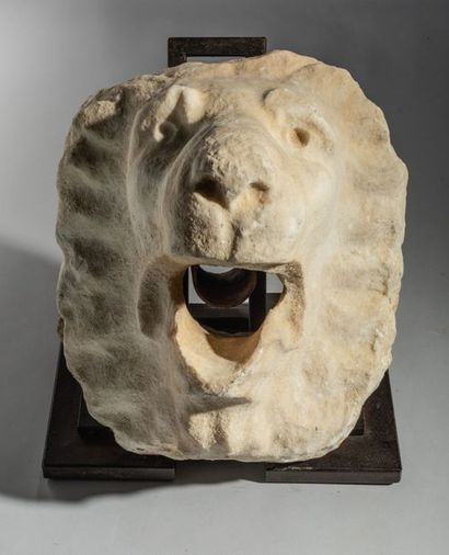 null Belle tête de lion en marbre blanc formant dégueuloir. Pourrait être antique...