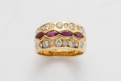 null Bague anneau en or jaune, 750 MM, ornée de quatre rubis taille navette enserrés...