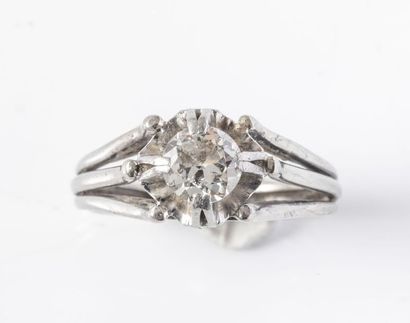 null Bague en or gris, 750 MM, ornée d'un joli diamant pesant 0,70 carat environ...