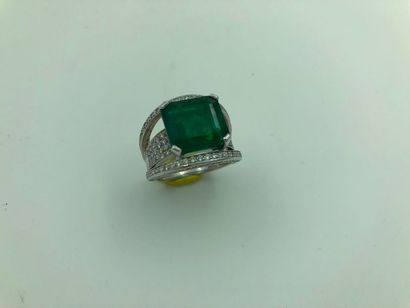 null Bague en or gris ornée d'une émeraude de 10 carats environ dans un entourage...