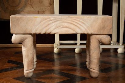 null Tabouret rectangulaire sculpté dans un bloc parallélépipèdique de marbre cristallin...