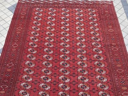 null Tapis TEKKE-BOUKHARA (Turkmen), Milieu XXème siècle, 290 cm X 234 cm.Caractéristiques...