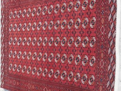 null Tapis TEKKE-BOUKHARA (Turkmen), Milieu XXème siècle, 290 cm X 234 cm.Caractéristiques...