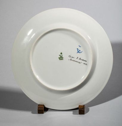 null RUSSIE. Assiette en porcelaine peinte en polychromie surdécoréé de Pierrot et...