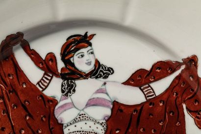 null RUSSIE. Assiette en porcelaine peinte en polychromie surdécorée représentant...