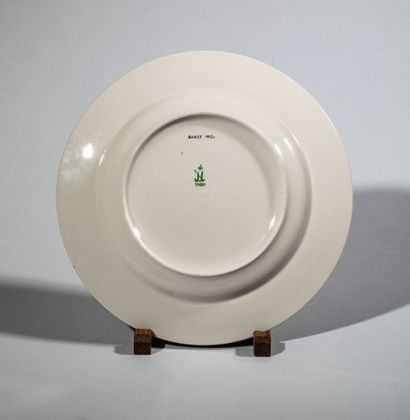 null RUSSIE. Assiette en porcelaine peinte en polychromie surdécorée de Vaslav Nijinski...