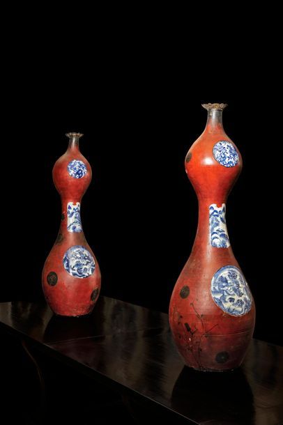 null Etonnante paire de vases en forme de coloquinte laqués rouge à décors noir et...