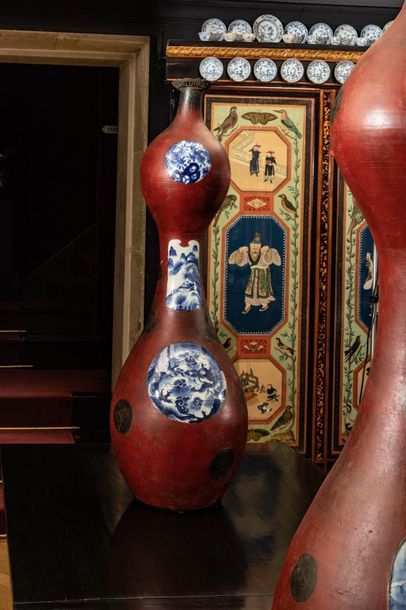 null Etonnante paire de vases en forme de coloquinte laqués rouge à décors noir et...