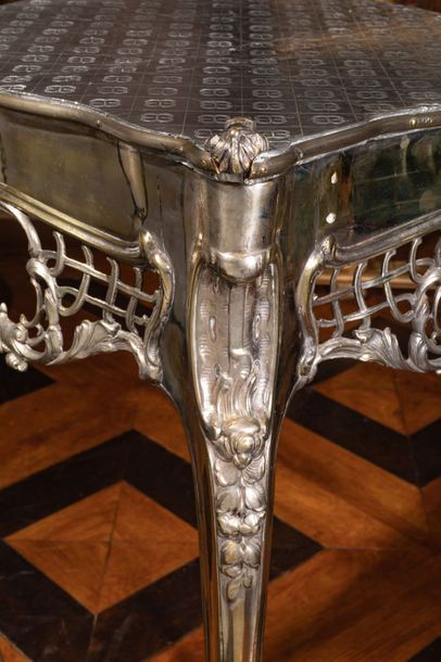 null Extraordinaire petite table d’entredeux en bronze argenté à décor ciselé et...