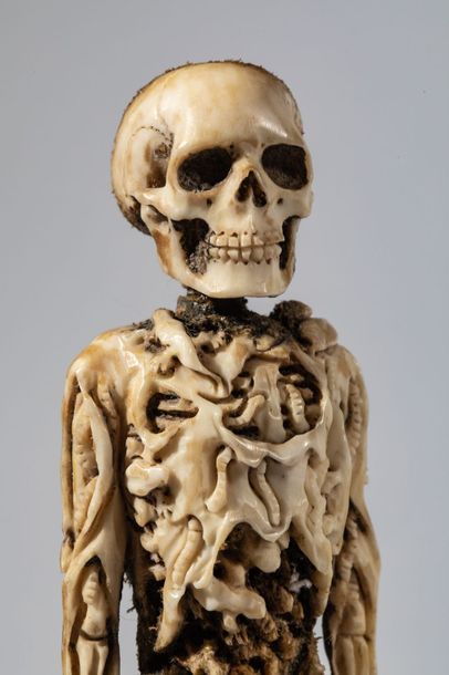 null Extraordinaire vanité écorchée debout sculptée en ivoire. Le squelette en décomposition...