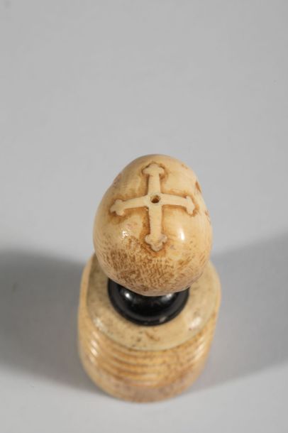 null Grain de rosaire en ivoire sculpté, porte une croix sur le sommet du crâne....