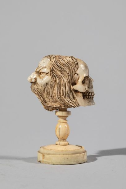 null Vanité double dite vanité "Janus" avec grotesque en os. 

Allemag, XVIIIe siècle.Haut.:...