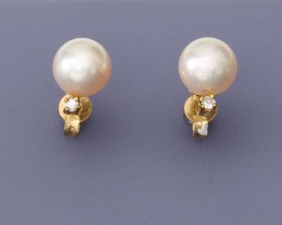 null Boucles d'oreilles en or jaune, 750 MM, chacune orée d'une perle de culture...