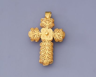 null Croix "3 D" en filigrane d'or jaune, 585 MM, dimensions : 5,2 / 3,2 cm, poids...