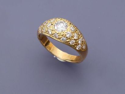 null Bague jonc en or jaune, 750 MM, centrée et recouverte de diamants, taille :...