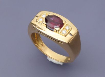 null Bague plate en or jaune, 750 MM, centrée d'une pierre rouge de synthèse épaulée...