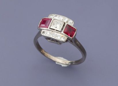 null Bague en or gris, 750 MM, ornée de diamants et deux pierres rouges calibrées,...