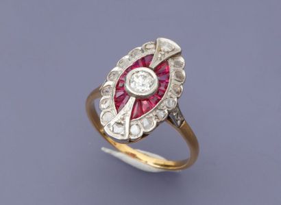 null Bague deux ors, 750 MM, ornée de rubis taillés et diamants, vers 1925, taille...