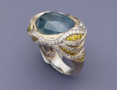 null Bague en or gris lissé, 750 MM, ornée d'un saphir BIRMAN en galet pesant 24,06...