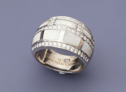 null MAUBOUSSIN, La Vertu. Bague en or gris, 750 MM, ornée d'un "Cloisonné" de nacre...