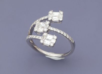 null Jolie bague dessinant trois fils d'or gris soulignés de diamants, 750 MM, portant...