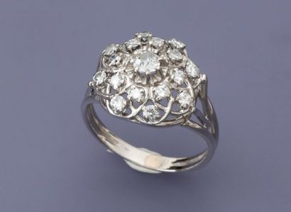 null Bague ronde en or gris, 750 MM, recouverte de diamants, vers 1960, taille :...