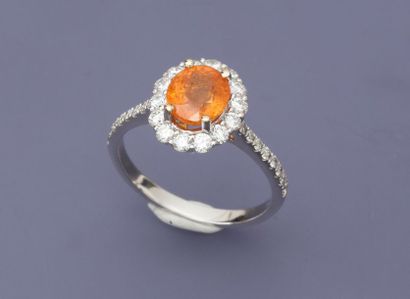 null Bague en or gris, 750 MM, centrée d'un saphir orange ovale pesant 3 carats environ...