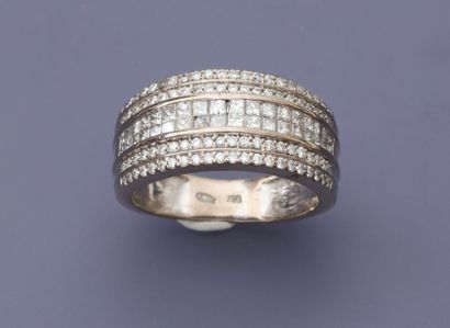 null Jolie bague anneau en or gris, 750 MM, centrée d'une double ligne de diamants...