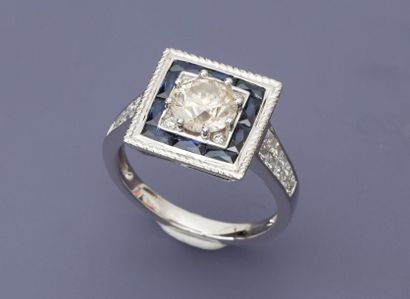 null Bague carrée en or gris, 750 MM, centrée d'un diamant dans un rang de saphirs...