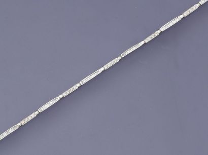 null Bracelet ligne articulé en or gris, 750 MM, entièrement souligné de diamants,...