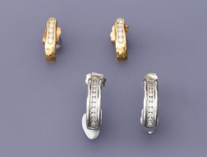 null Deux paires de petites créoles d'or gris ou or jaune, 750 MM, ornée chacune...
