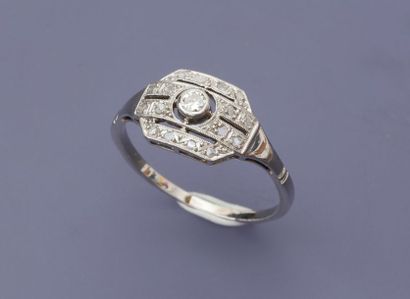 null Bague en or gris, recouverte de diamants, vers 1930, taille : 57, poids : 2,3gr....