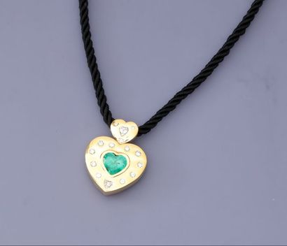 null Pendentif dessinant un coeur d'or jaune lissé, 750 MM, centré d'une émeraude...