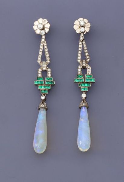null Jolis pendants d'oreilles en or gris, ornés de diamants portant une belle opale...