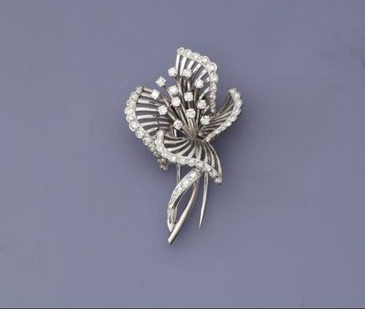 null Broche "Bouquet" en or gris 750MM et, platine 900 MM, ornée de diamants, vers...